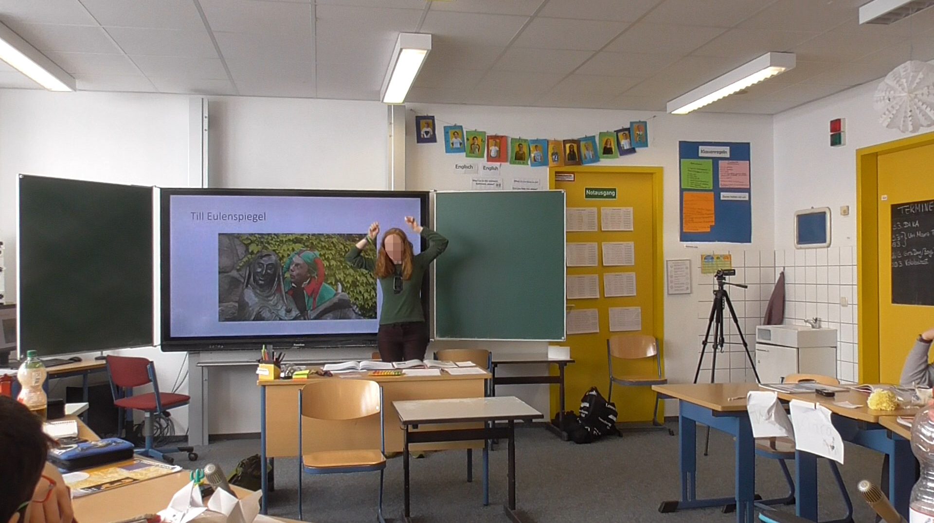 Lehrerin vor Smartboard
