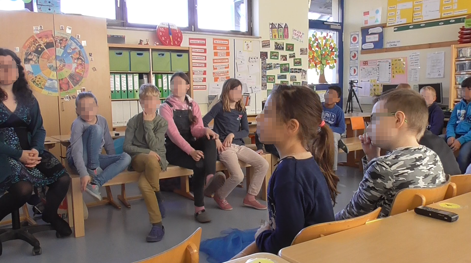 Sitzkreis der Schüler:innen mit Lehrerin